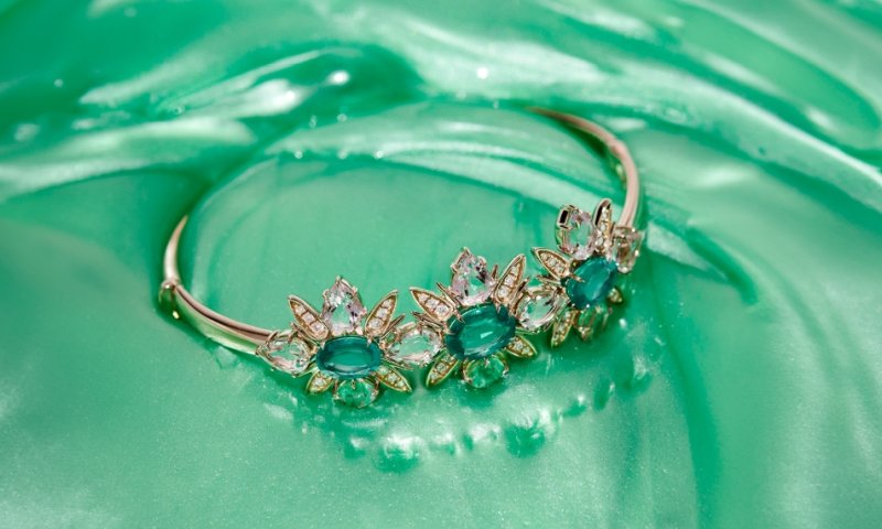 מטמורפוזה של יופי: תכשיטי זהב בשיבוץ יהלומים ואבני חן