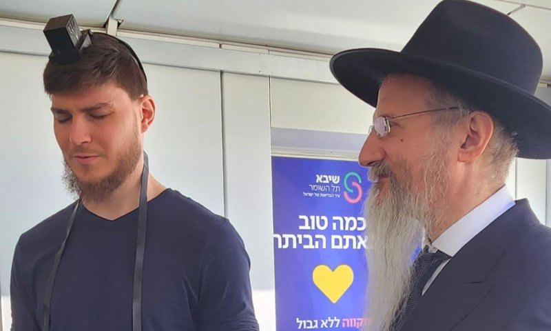 יום אחרי שחרורו מהשבי: המתנה של הרב הראשי לסשה טרופנוב