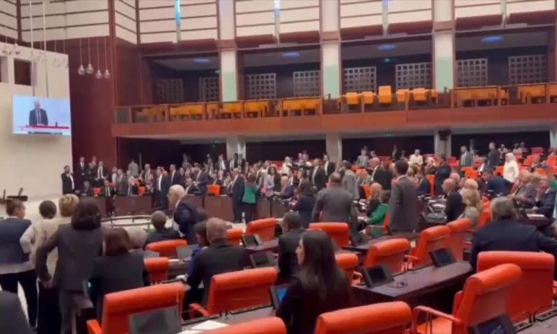 יאללה מכות: קטטה בפרלמנט הטורקי הסתיימה בפצועים. צפו