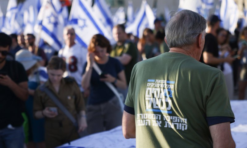 "אחים לנשק" נגד האחים לנשק