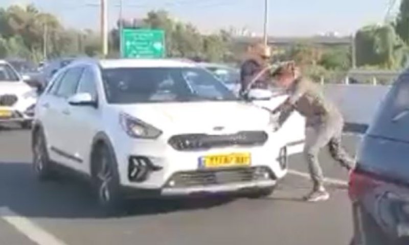 האלימות בכביש: ריב בין נהגים הסתיים בדקירת צמיג