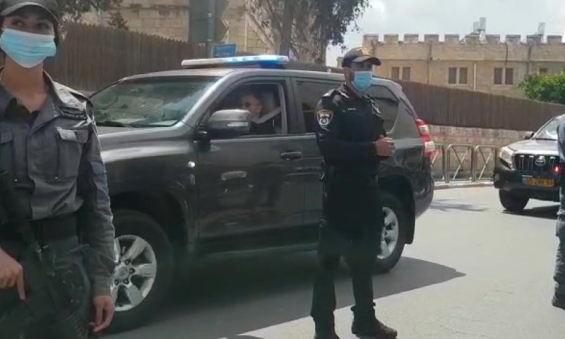 בתמיכת השרים והפעילים: נתניהו הגיע לבית המשפט