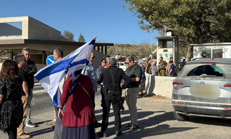 פרובוקציות המסיק: תושבים מנעו בגופם כניסת ערבים לישובים