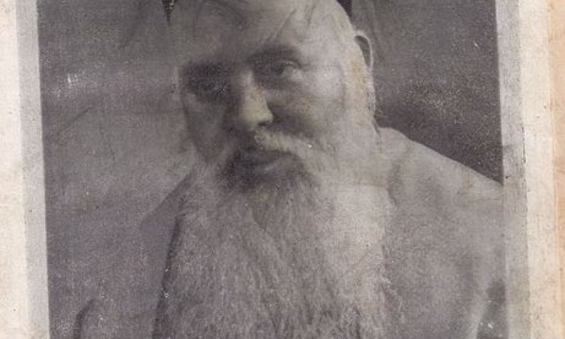 שו"ת: רשע שגר בארץ, עדיף על צדיק הגר בחו"ל