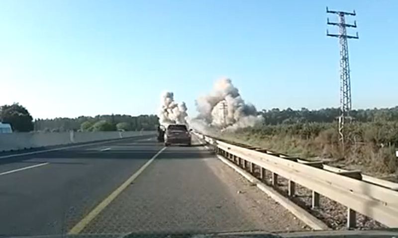 תיעוד דרמטי בצפון: הרכב נוסע, חונה ובום!