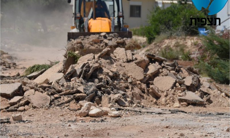 עמונה: הורסים כביש וקראוון כדי למנוע את החרבת הישוב