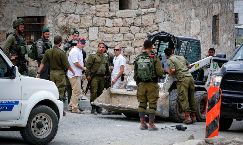 נס בשבת:&nbsp;סוכל פיגוע דריסה בחברון &bull; המחבל נהרג