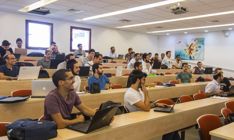 5,000 סטודנטים פתחו שנה במרכז האקדמי לב