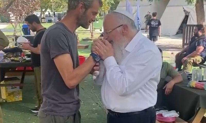 מרגש: הרב אליהו מנשק את ידי הלוחם הפצוע | צפו