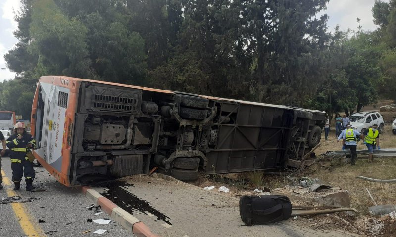 18 פצועים בהתהפכות אוטובוס בצפון