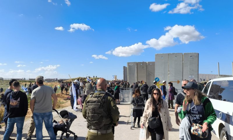 10 עצורים בהפגנה לחסום את מעבר כרם שלום