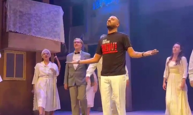 למען החטופים: כך עלה איתי לוי על בימת "קזבלן" | צפו