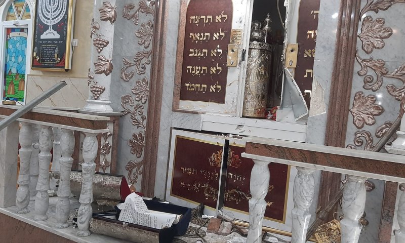 חשד: פרצו לבתי כנסת והשחיתו ספרי תורה