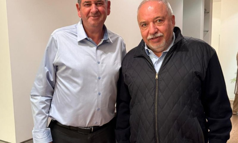 לוטש עין למגזר: ליברמן הגיע לכנס סרוג בגבעת שמואל