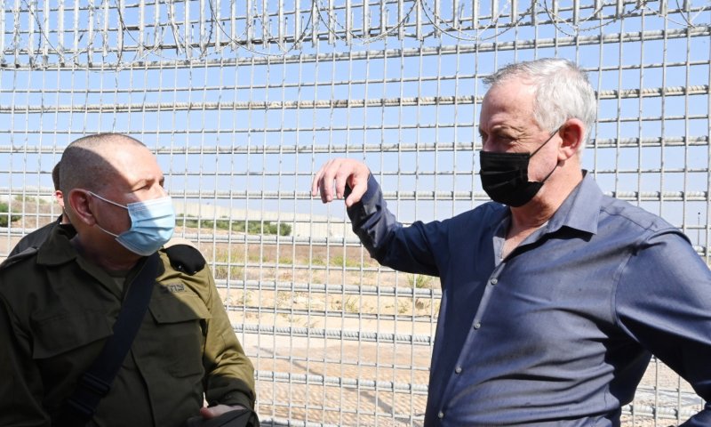 גנץ בסיור בדרום: תושבי העוטף יכולים לישון בשקט