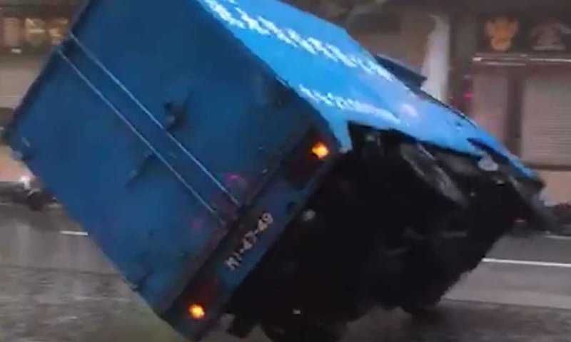 טייפון קטלני בהונג קונג. צפו במכוניות עפות