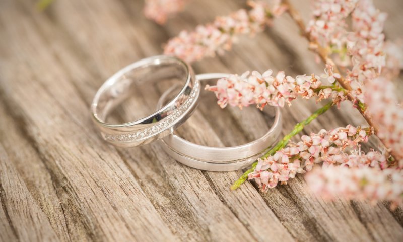 צפו: מותר למכור טבעת נישואין בגלל משבר כלכלי?