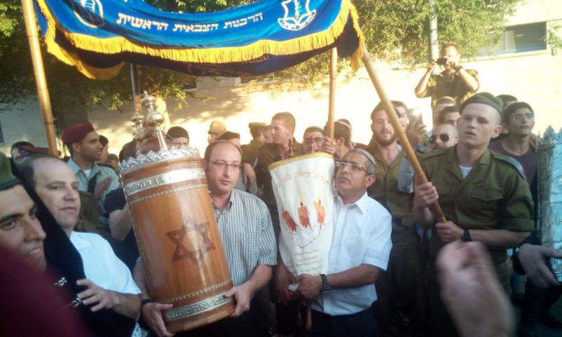 הצנחנים הכניסו ספר תורה לזכר 3 הנערים. צפו