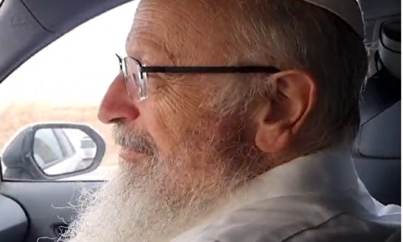 הרב שמואל אליהו הגיע לאיזור הקרבות בדרום. צפו