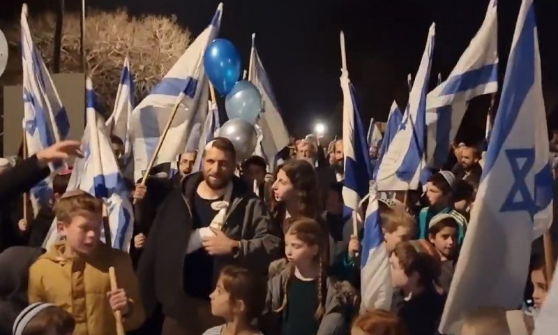 צפו בתיעוד: דוד שטרן, שנפצע בחווארה, חוזר לביתו