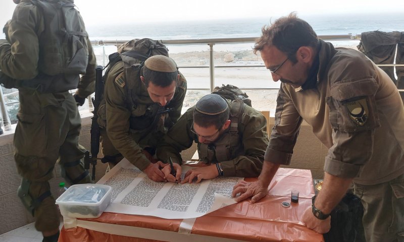 תמונת הניצחון: לוחמים כותבים ספר תורה בעיר עזה