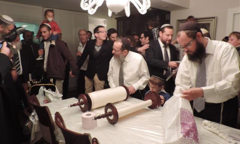 מאות הגיעו להכנסת ספר התורה לזכות הרב נחום נריה