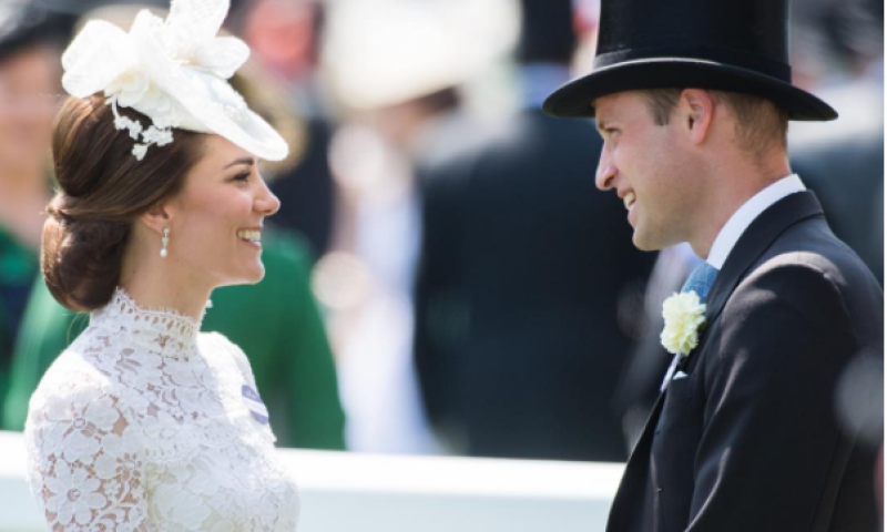 הדוכסית מדהימה שוב את העולם בשמלה לבנה