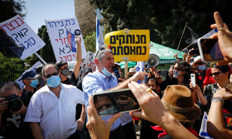 כשבחוץ מפגינים: הוועדה אישרה הגבלת הפגנות