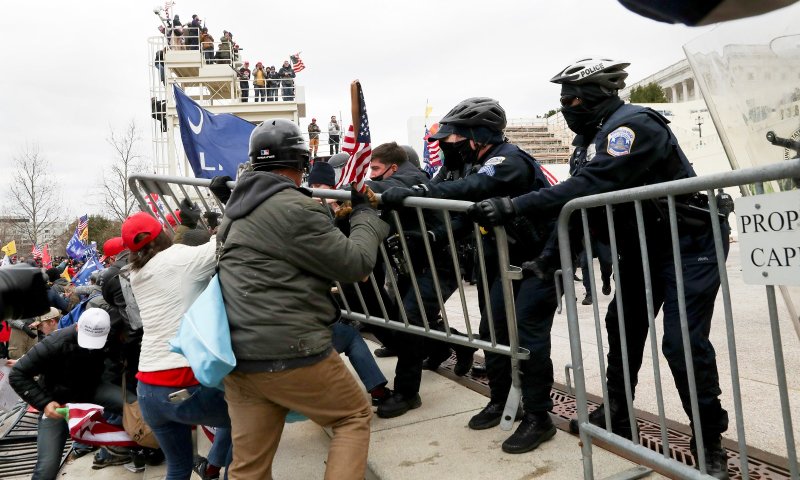 מהומות בוושינגטון: תומכי טראמפ פרצו לקפיטול