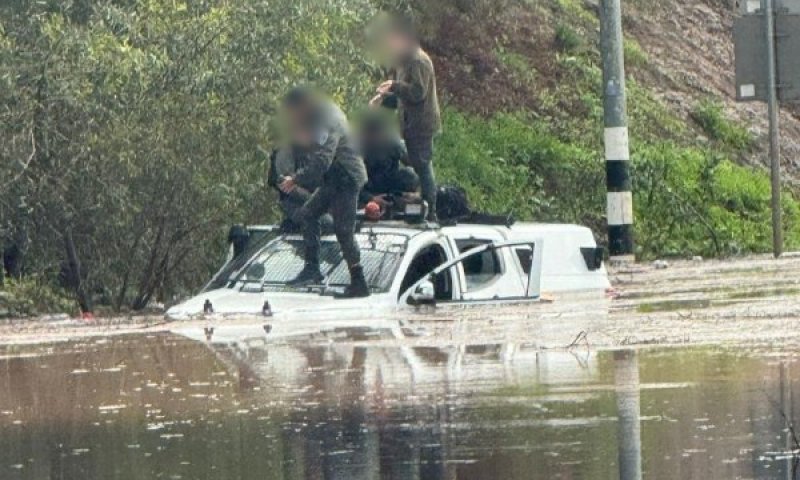בעקבות ההצפות: 4 לכודים חולצו מרכב שנתקע בנחל