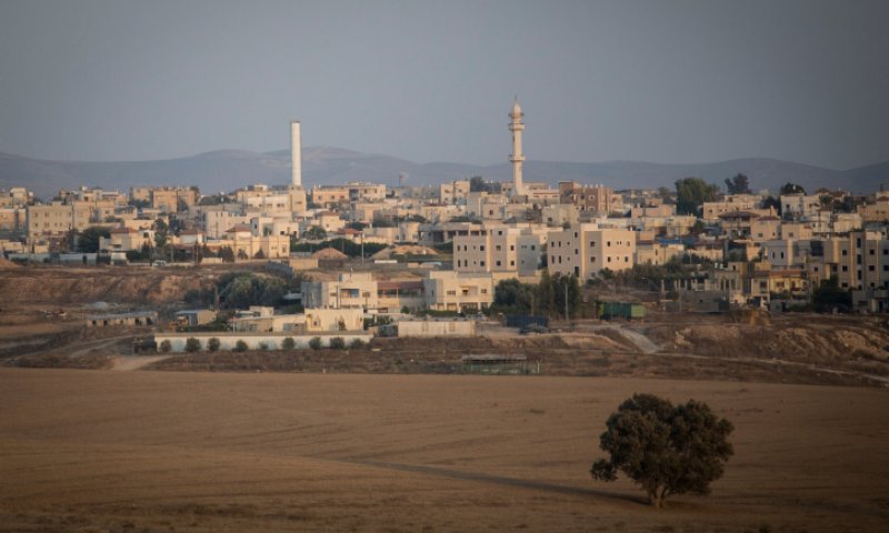 לבד, בלילה, ליד רהט: ביקשו שאנשק להם את הרגליים