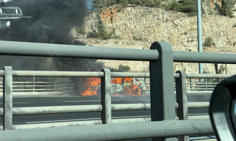 רכב עלה באש בכביש בגין בירושלים שנחסם לתנועה