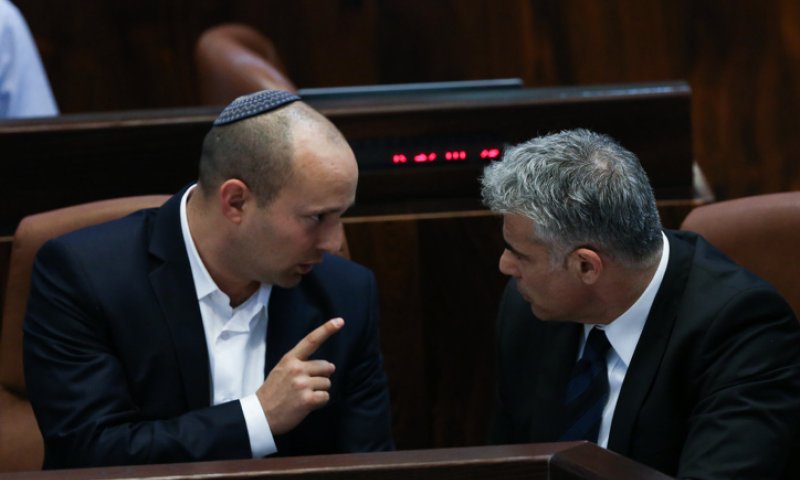 עמית סגל על לפיד ובנט: "משחקים בנדמה לי"