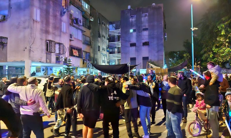 סגירת מעגל: ספר תורה הוכנס לבית הכנסת שהוצת ב"שומר החומות"