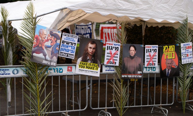 גם המפגינים חיכו: הזוג נתניהו הגיעו לנווה אטי"ב