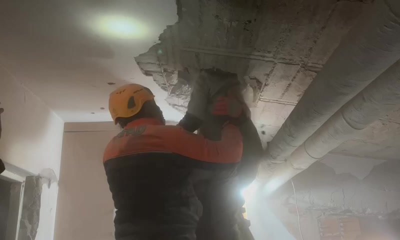 צפו: חילוץ נוסף של צעיר מתוך ההריסות בטורקיה