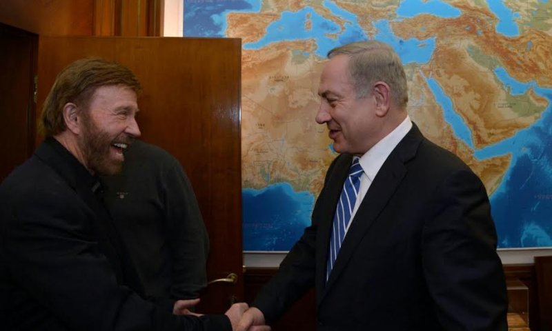 שאב כוחות: נתניהו נפגש עם צ'אק נוריס; צפו בתיעוד