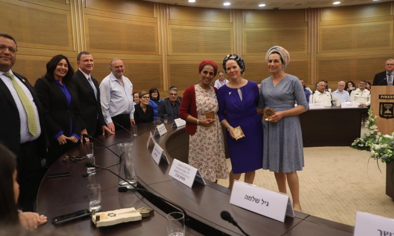 צפו: מדליקי המשואות מקבלים את מדליית הכנסת