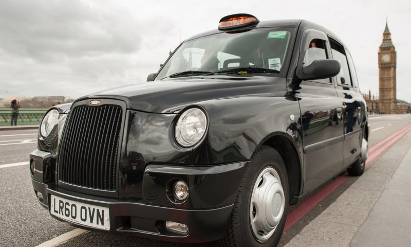 לונדון: נהגי מוניות מציעים נסיעות חינם לניצולי שואה