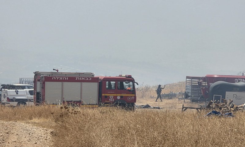 בעקבות נפילה: שריפה פרצה בשטח פתוח ליד צפת | תיעוד