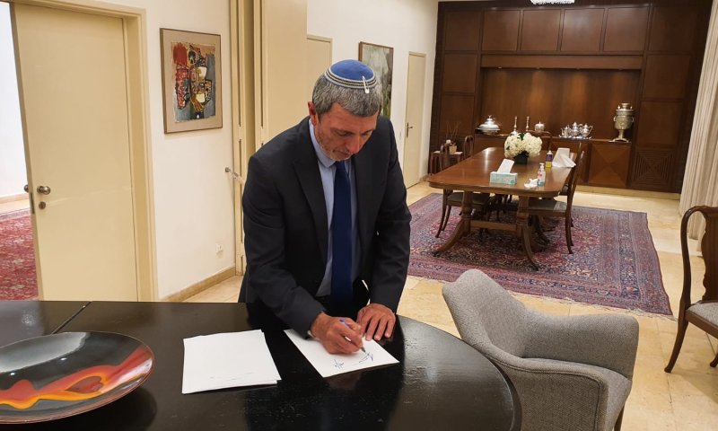 השר פרץ למשנה ליועמ״ש: אשר את כהונת הרב שטרן