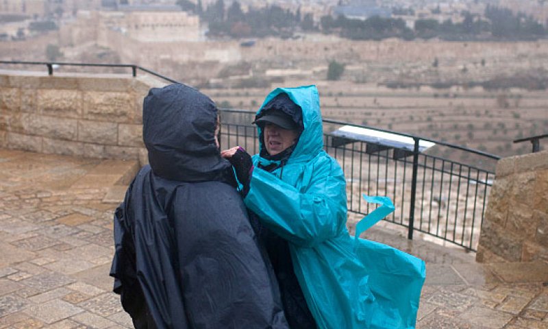 סערה חורפית: נחל איילון שוצף, אישה נלכדה בשרון