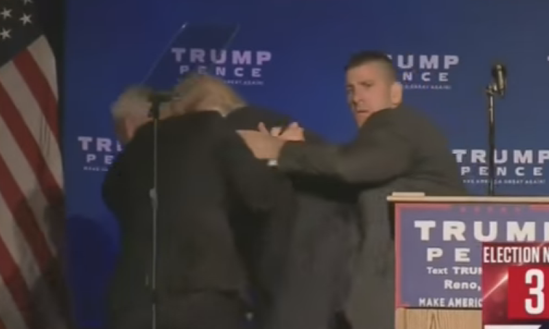 "אקדח" &bull; דרמה בארה"ב: טראמפ הורד מהבמה