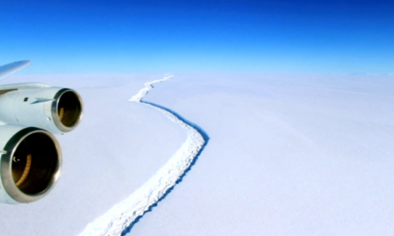 מרהיב: צפו בקרחון הענק שניתק מאנטארטיקה