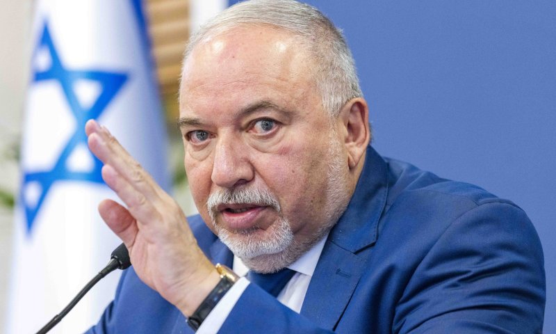 ליברמן מגיב להתקפלות נתניהו: "להמשיך במחאה"