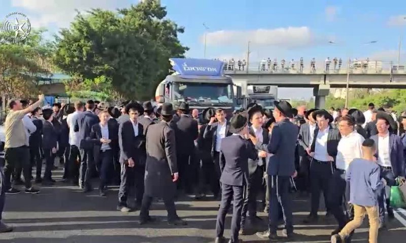 ההפגנה בכביש 4: שוטר נפצע לאחר שהושלך עליו חפץ. צפו