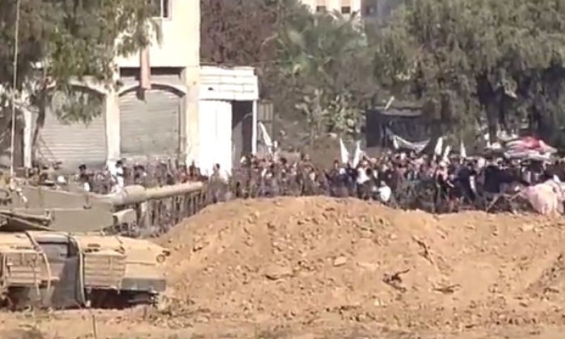 בידיים מורמות ודגלים לבנים: תושבי עזה בורחים