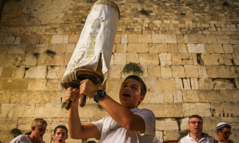 פנימיות בקטנה: מהם הכלים לקבל קדושה בשמחת תורה?