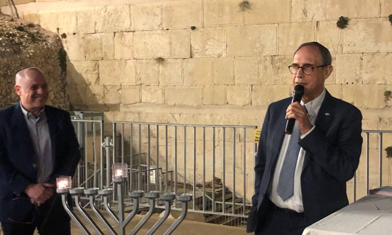 איפה בחר שר התפוצות להדליק נר ראשון?