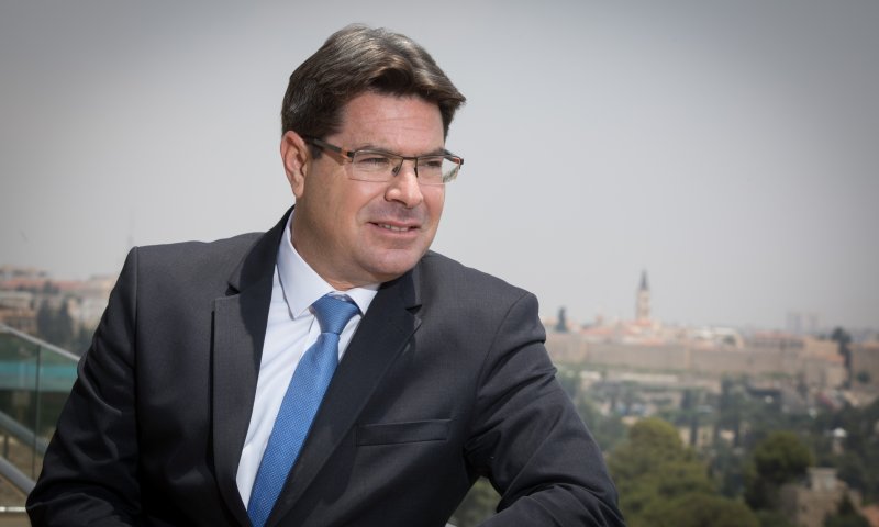 האזינו: מה קרה כשהפתיעו את השר אופיר אקוניס?